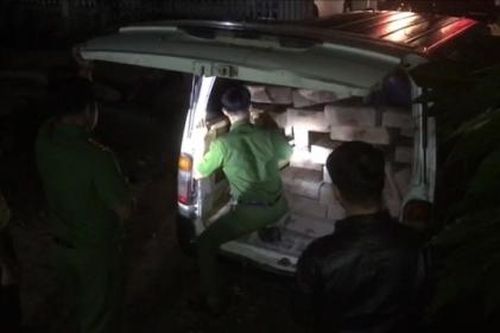 Thừa Thiên Huế: Bị phát hiện chở gỗ lậu, tài xế vứt xe bỏ trốn