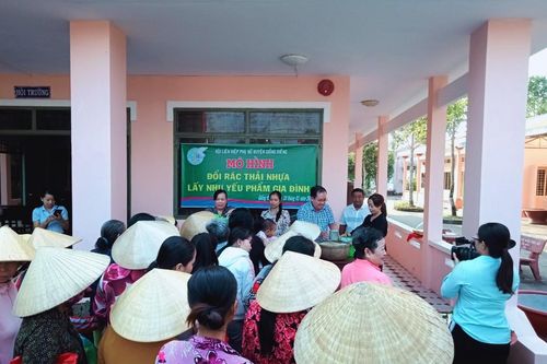 Phụ nữ Kiên Giang đổi rác thải nhựa lấy nhu yếu phẩm