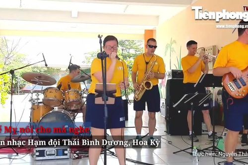 Ban nhạc Hạm đội Thái Bình Dương hát 'Để Mỵ nói cho mà nghe'