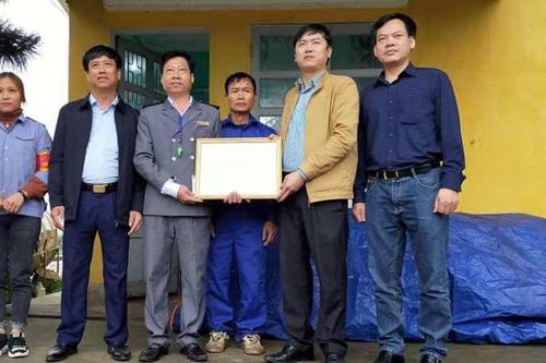 Bộ GTVT khen tặng nhân viên gác chắn dũng cảm ngăn vụ tai nạn đường sắt