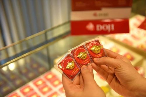 Giá vàng hôm nay 7/3: Đứng trên đỉnh cao, rập rình tăng tiếp