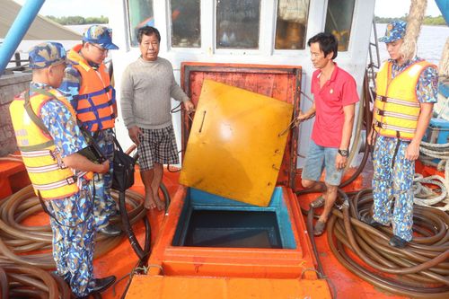 Cảnh sát biển tạm giữ tàu chở 80.000 lít dầu không rõ nguồn gốc