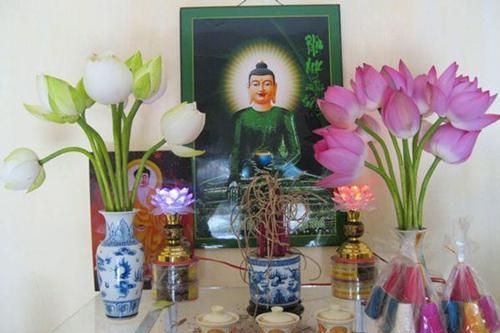 Đặt 4 loại hoa này lên bàn thờ, tài lộc chiếu rọi 3 đời, lộc lá cứ thế tự chạy vào chật túi