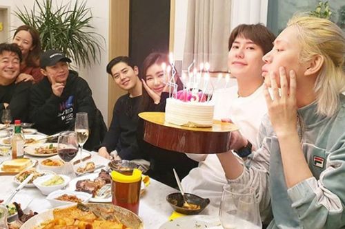 Bữa tiệc ấm cúng kỷ niệm 15 năm ra mắt của Heechul: cậu út Kyuhyun cũng có mặt