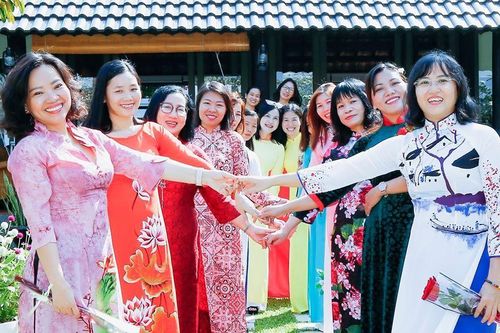 Phụ nữ Khánh Hòa hưởng ứng Tuần lễ Áo dài