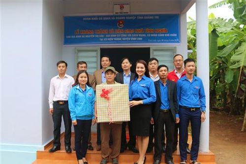 Bàn giao nhà tình nghĩa cho gia đình có công với cách mạng