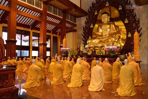 TP.HCM : Chư Tăng bố-tát, thính giới chung tại VNQT