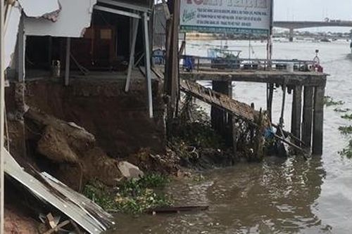 Sạt lở 5 căn nhà gần khu vực chợ nổi Cái Răng