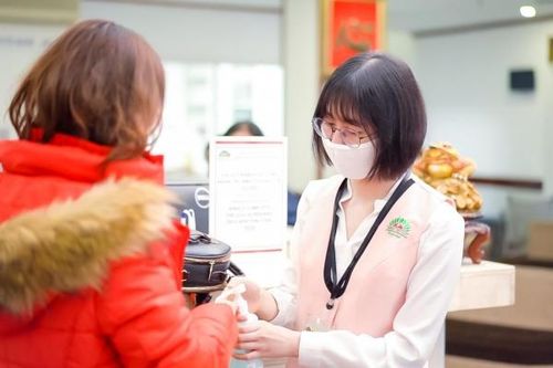 Sức khỏe của các bác sĩ Bệnh viện Hồng Ngọc tiếp xúc với bệnh nhân COVID - 19 ra sao?