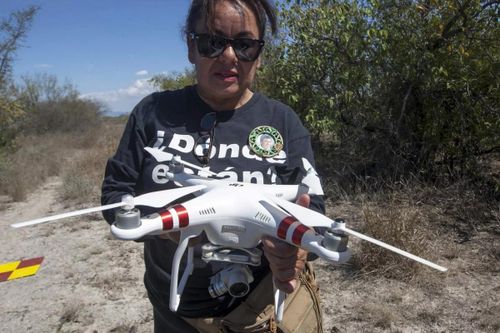 Người mẹ dùng drone tìm xác con trên cánh đồng chết
