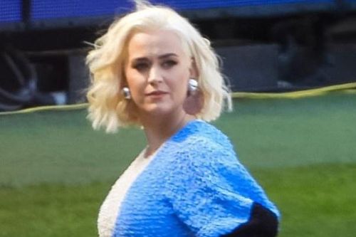 Katy Perry vác bụng bầu đi xem thể thao một mình