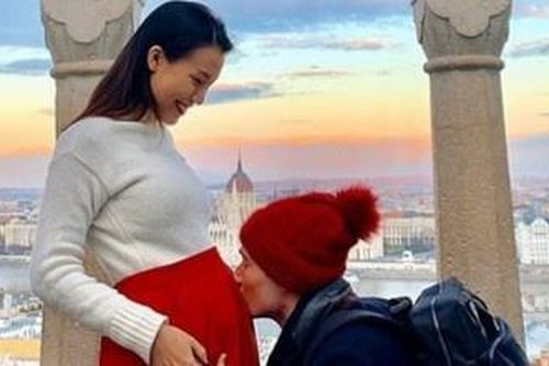 Chồng Tây ôm Hoàng Oanh khi biết giới tính con đầu lòng