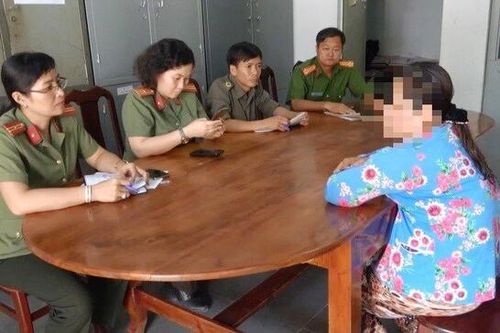 Người phụ nữ giặt khẩu trang y tế bị vứt đi để bán