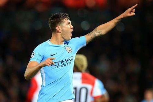 Trung vệ Man City cảnh báo Fernandes trước derby Manchester