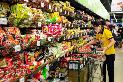 Người dân TP.HCM mua thức ăn đủ dùng trong tuần thay vì tích trữ