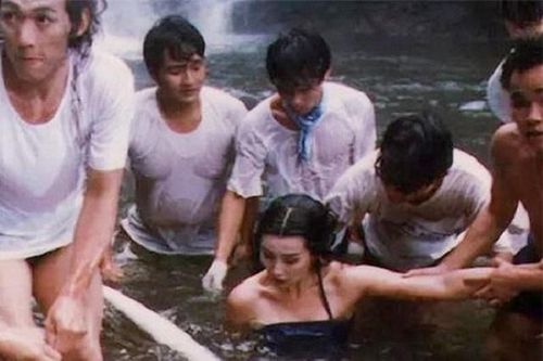 Bí mật đằng sau cảnh tắm của Trương Mạn Ngọc và các sao Hoa ngữ