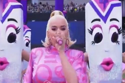 Katy Perry khuấy đảo sân vận động dù đang mang bầu