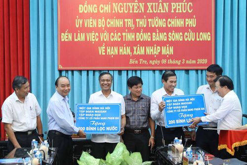 Thủ tướng: Vaccine có sẵn của Việt Nam là tinh thần kiên cường, vượt khó