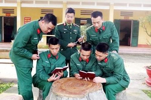 Giúp chiến sĩ mới có hoàn cảnh khó khăn hòa nhập đơn vị