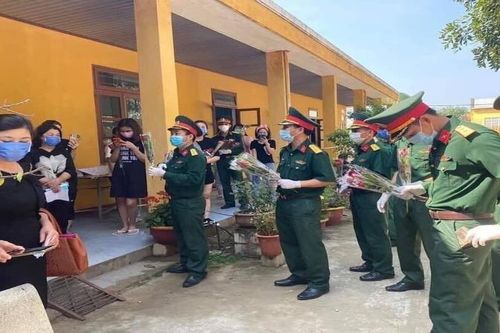 'Bông hoa hồng' ngày 8/3 trong khu cách ly tập trung Covid-19
