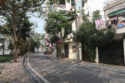 Đường phố Hà Nội vắng vẻ vì dịch COVID-19