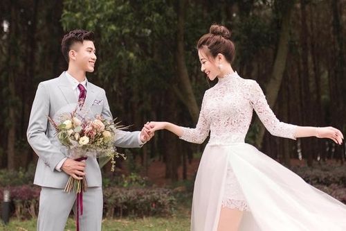 Phan Văn Đức toát mồ hồi khi chọn quà 8/3 tặng vợ