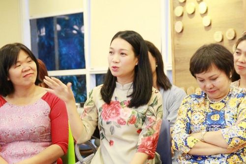 Doanh nhân nữ các thế hệ nắm tay nhau vượt qua đại dịch
