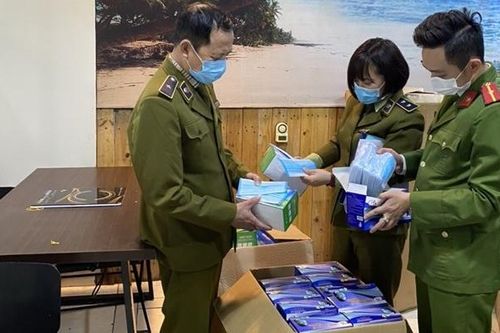 Quản lý thị trường tạm giữ 20.000 khẩu trang thiếu hóa đơn hợp lệ