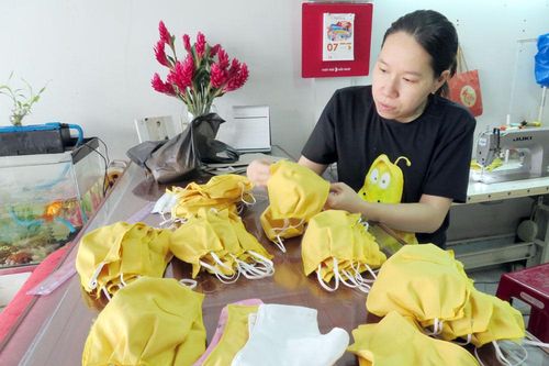 May khẩu trang vải phát miễn phí cho cộng đồng