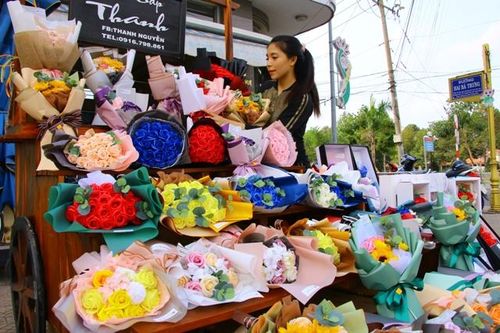 Thị trường hoa, quà tặng Ngày Quốc tế Phụ nữ 8/3