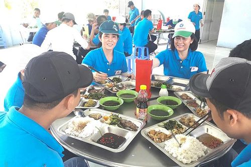 Nâng cao chất lượng bữa ăn ca cho công nhân
