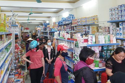 Lo dịch bệnh Covid-19: Người dân đổ xô mua hàng tích trữ