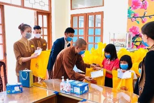 Tặng quà Trung tâm bảo trợ và công tác xã hội tỉnh