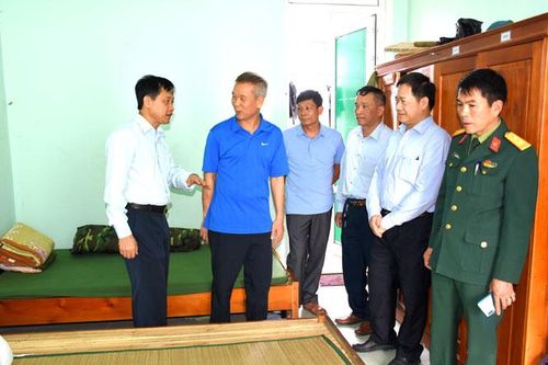 Đồng chí Phó Chủ tịch UBND tỉnh Nguyễn Thế Giang khảo sát khu cách ly tại Trung đoàn 247