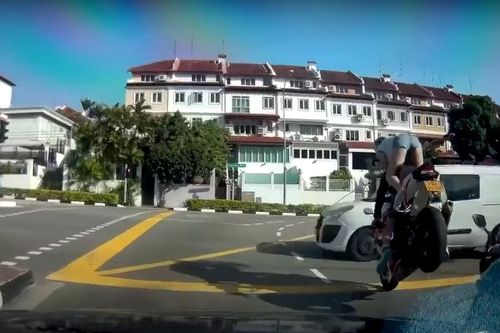 Cú phanh gấp tránh ô tô đâm khiến bạn gái 'hạ cánh' xuống đường