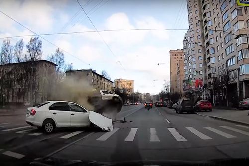 Sedan nhập làn và cái kết đau thương cho xe tải