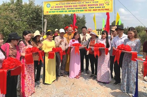 Khánh thành cầu bê-tông, nhà tình thương