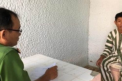 Gã trai dụ bé gái lên ghe nhậu, rồi giở trò đồi bại