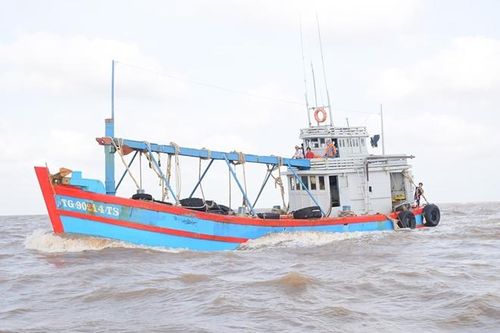 Tạm giữ tàu chở 80.000 lít dầu DO không nguồn gốc trên vùng biển Tây Nam