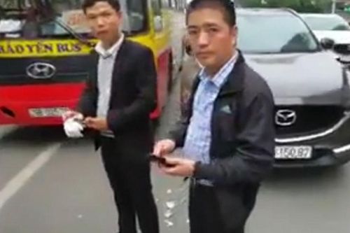Tài xế bị cửa xe buýt kẹp đứt ngón tay khi cãi nhau trên đường