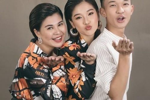 Hoàng Yến chia sẻ ảnh hiếm hoi bên mẹ và em trai