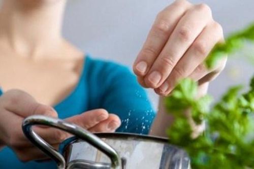Có nên cho trẻ nhỏ ăn muối?