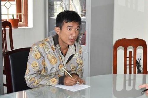 Người phụ nữ đứng đợi xe khách trên đường Quốc lộ bị đối tượng cướp điện thoại