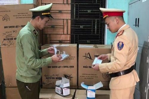 Cảnh sát giao thông phát hiện, thu giữ 75.000 khẩu trang y tế không rõ nguồn gốc