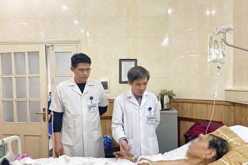 Thay cùng lúc khớp vai và khớp háng cho bác sĩ đông y bị ung thư phổi di căn