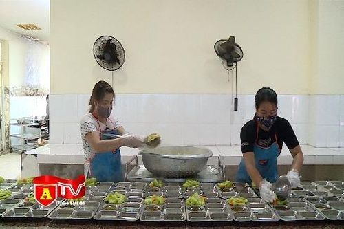 Những suất cơm ấm lòng trong khu cách ly phòng dịch Covid -19 tại bệnh viện CATP Hà Nội