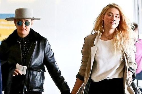 Amber Heard thể hiện tình cảm với bạn gái ở sân bay