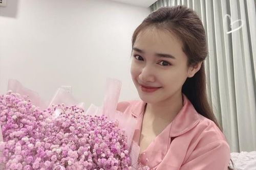 Nhã Phương nhận quà 8/3 từ Trường Giang