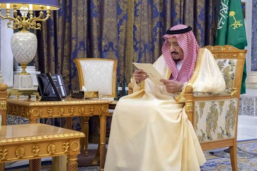 Saudi công bố ảnh nhà vua ngồi đọc thư giữa cuộc thanh trừng hoàng gia