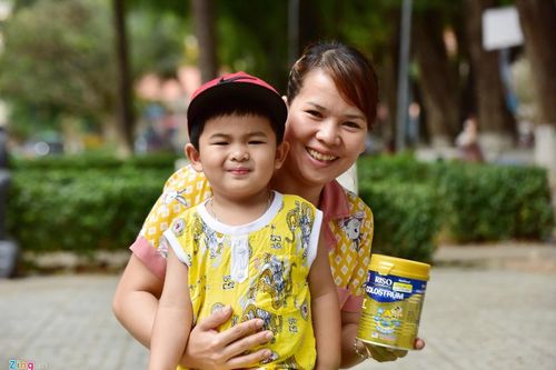 Trăm điều khó khăn khi chăm con nhỏ nằm viện mùa dịch